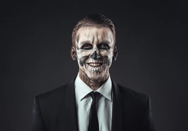 Retrato hombre de negocios riendo con esqueleto de maquillaje —  Fotos de Stock