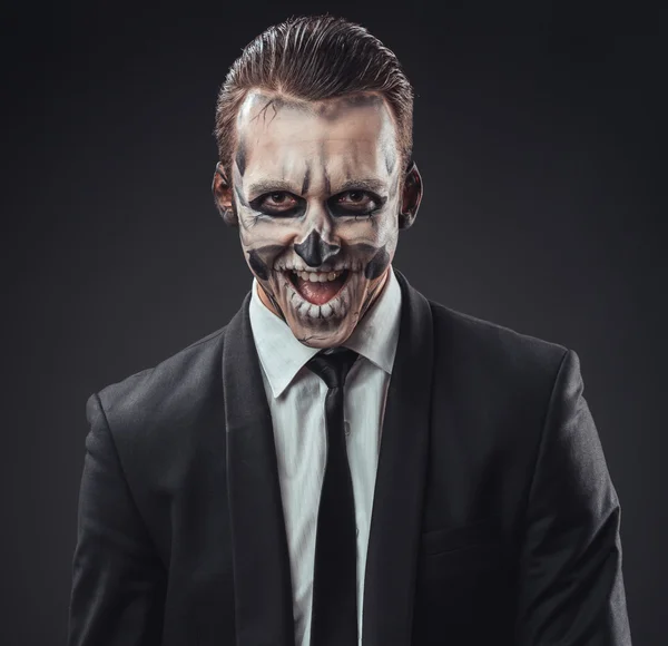 Astuto hombre de negocios con un maquillaje del esqueleto — Foto de Stock
