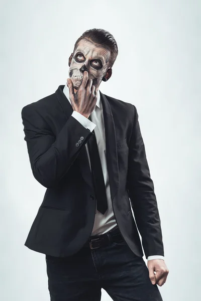 Empresário desagradável com esqueleto de maquiagem — Fotografia de Stock