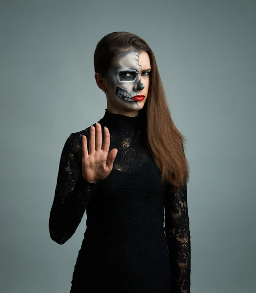 Mooie vrouw met make-up skeleton weigert — Stockfoto