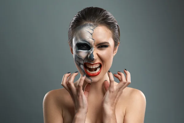Hermosa mujer con maquillaje esqueleto malvado — Foto de Stock