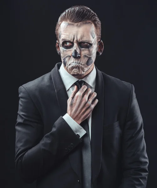 Fundersam affärsman med makeup skelett — Stockfoto
