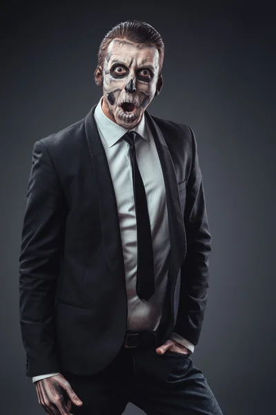 Empresário surpreso com um esqueleto de maquiagem — Fotografia de Stock