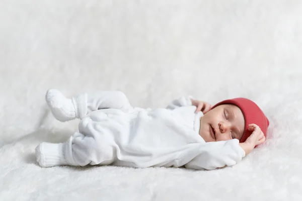 Barn som sover på hvitt – stockfoto