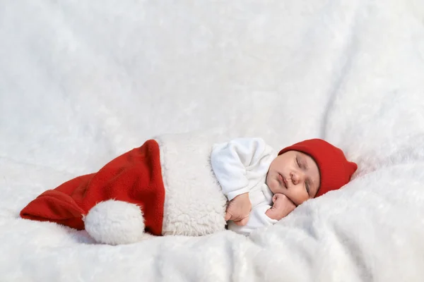 Baby schläft in Weihnachtsmützen — Stockfoto