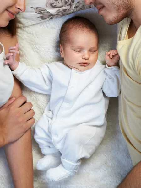 Newborn lies between loving parents — Stock Photo, Image