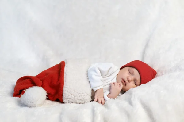 Baby schläft in Weihnachtsmützen — Stockfoto