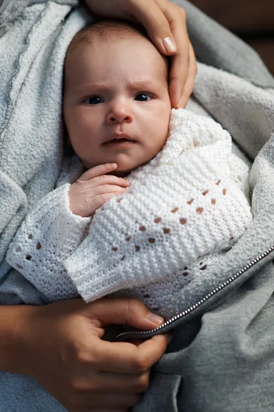 Newborn  on hands at mum suspects — Stock Photo, Image