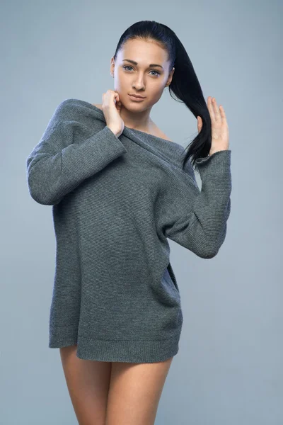 Hermosa mujer en suéter gris — Foto de Stock