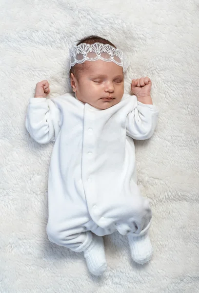 Newborn baby sleeping  white fur — Stock Photo, Image