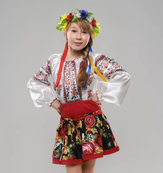 Fată cu părul roșu în costumul național slav — Fotografie, imagine de stoc