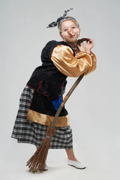 Fille aux cheveux roux en costume de sorcière — Photo