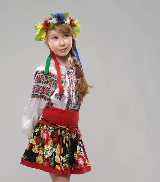 Fată cu părul roșu în vise de costum național slav — Fotografie, imagine de stoc