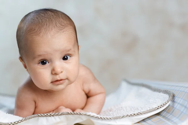 Schönes Baby auf dem Wickeltisch liegend — Stockfoto