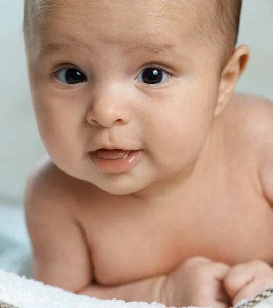 변경에 누워 아름 다운 아기 — 스톡 사진