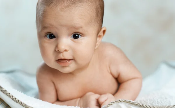 Güzel bebek değiştirilmesi hakkında yalan — Stok fotoğraf