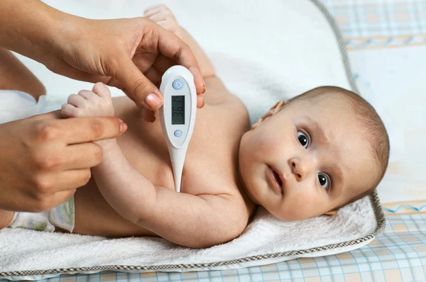 Annesi hasta bebek korkmuş sıcaklığını ölçer — Stok fotoğraf