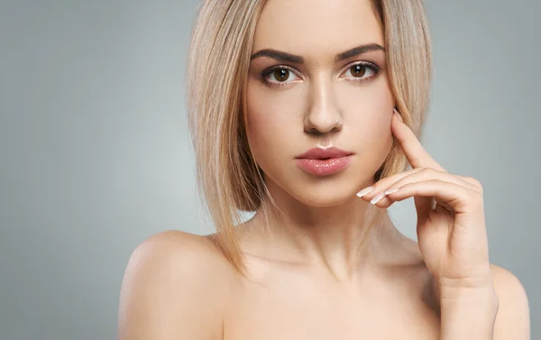 Retrato de hermosa rubia sobre un fondo gris — Foto de Stock