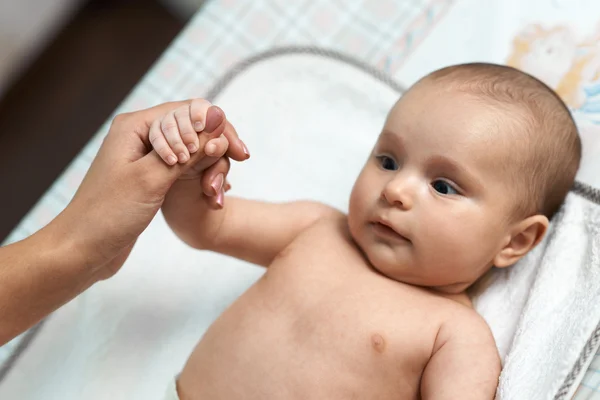 Kinderhand greift reflexartig zu — Stockfoto