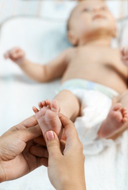 Anne ayak refleks çocuk denetler