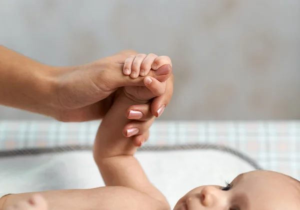 Criança mão reflexivamente agarra — Fotografia de Stock