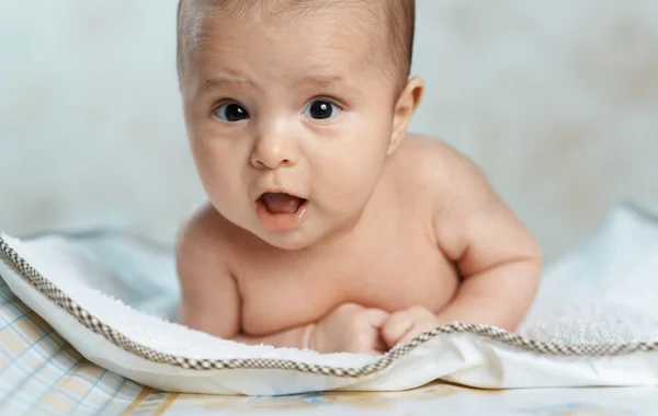 Όμορφο μωρό ψέματα σχετικά με την αλλαγή — Φωτογραφία Αρχείου
