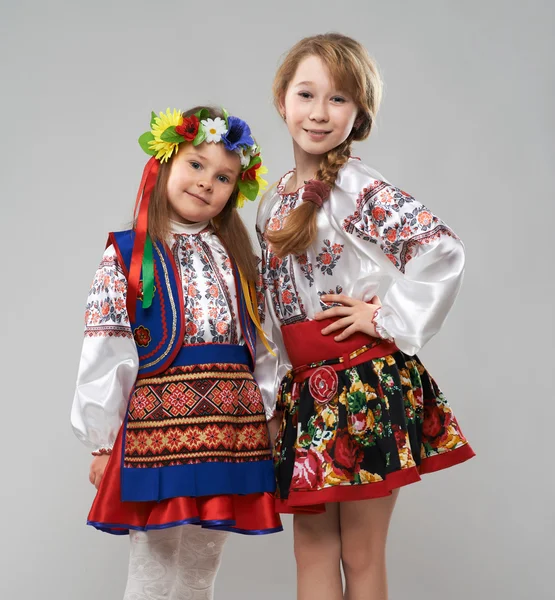 Duas meninas em trajes folclóricos eslavos — Fotografia de Stock