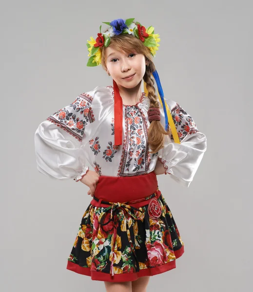 A szláv nemzeti viselet a vörös hajú lány — Stock Fotó