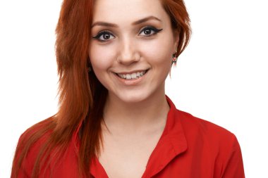 Kızıl saçlı kız tatlı tatlı gülümsedi