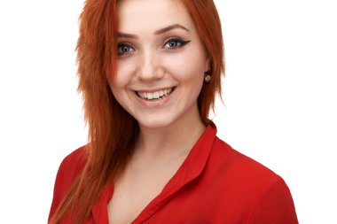 Kızıl saçlı kız cömertçe gülümseyen