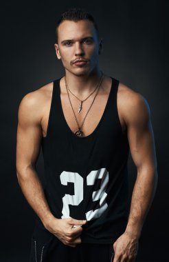 Spor muhabiri siyah bir zemin üzerine