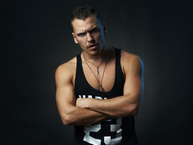 inanmazlıkla arayan adam kollarını ile geçti