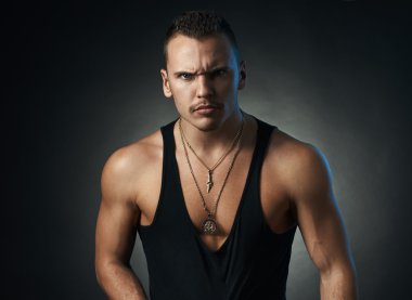  siyah bir zemin üzerine şüpheli adam