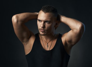 siyah arka plan Eller başının arkasına adam