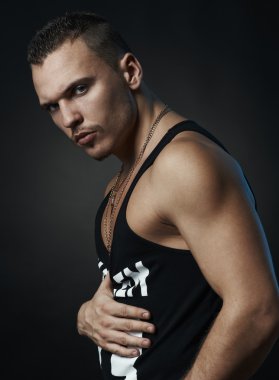 Siyah bir arka plan üzerinde güçlü bir adam portresi