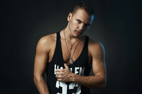 siyah arka plan üzerine seksi adam