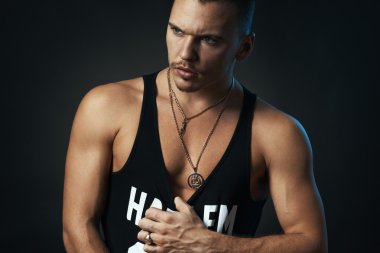 siyah arka plan üzerine seksi adam