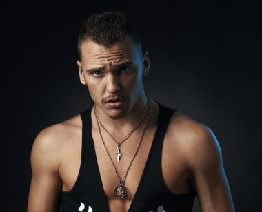 hombre triste sobre fondo negro