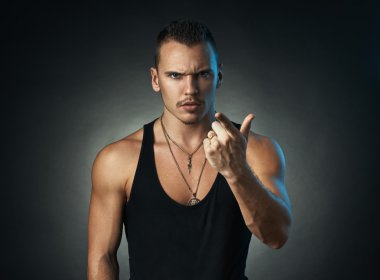 adam siyah arka plan üzerine bir parmak Puan