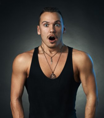 Siyah arka plan üzerine şaşırmış sportif adam