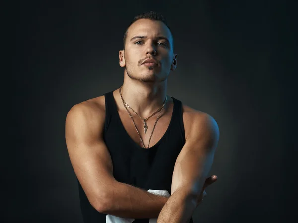 siyah bir zemin üzerine küstah adam