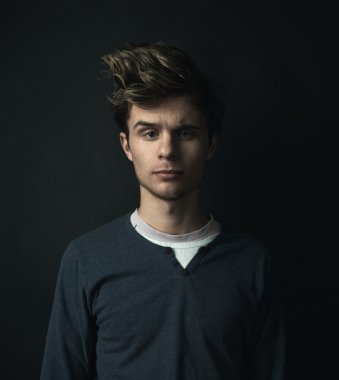 kendini beğenmiş adam koyu arka plan üzerinde