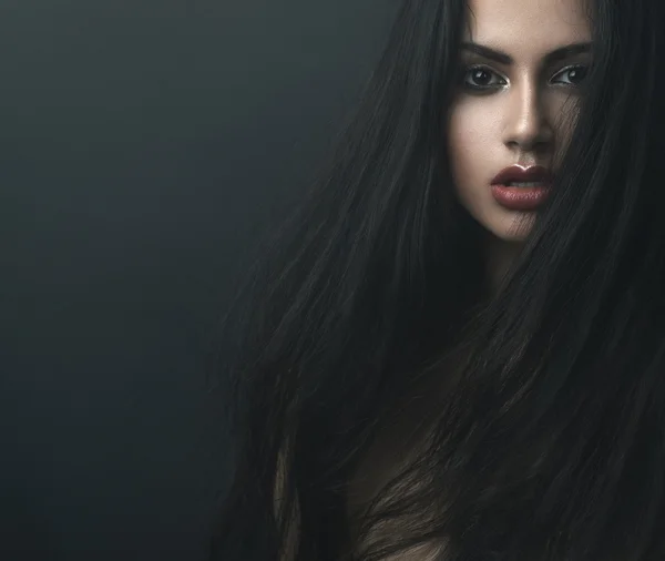 gizemli bir kız koyu sisin içinde portresi