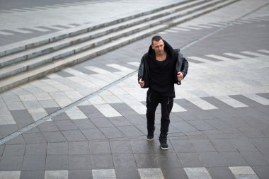 kötü hava koşulları yüzünden giyinmiş adam