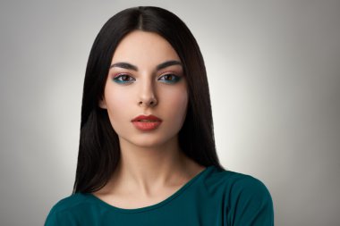 gri arka plan üzerinde güzel esmer