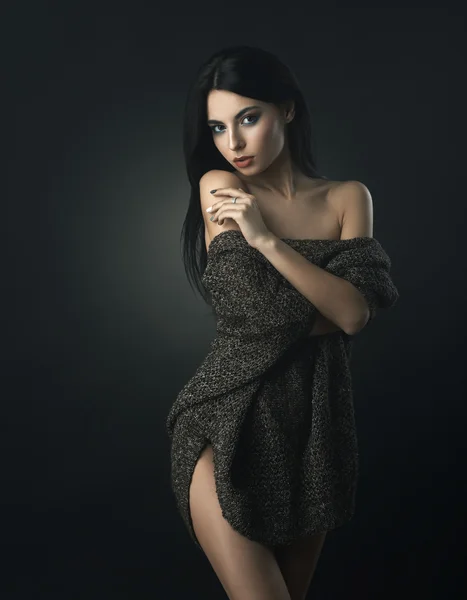 Femme sexy enveloppé dans un pull chaud — Photo