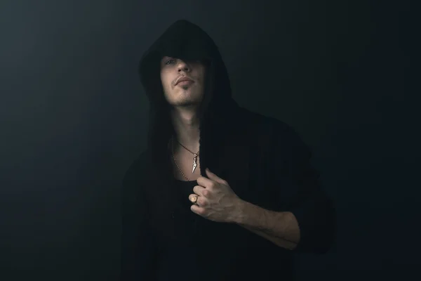 adam siyah elbise sakin içinde