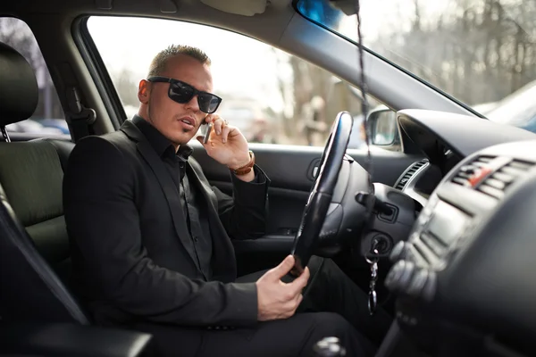 Homme parlant au téléphone en conduisant — Photo