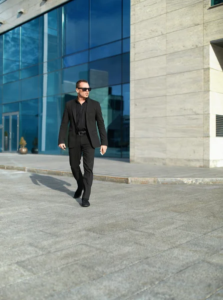 Zakenman lopen op straat in de buurt van het Bureau — Stockfoto