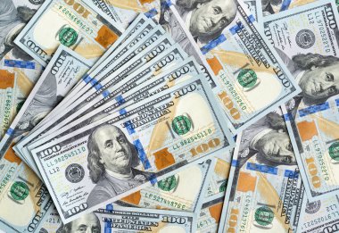 yüz dolarlık banknot para yığını üzerinde